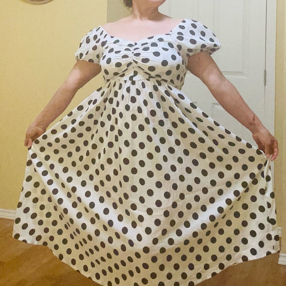 Elegant White Polka Dot Midi Dress - Picture 4 of 7